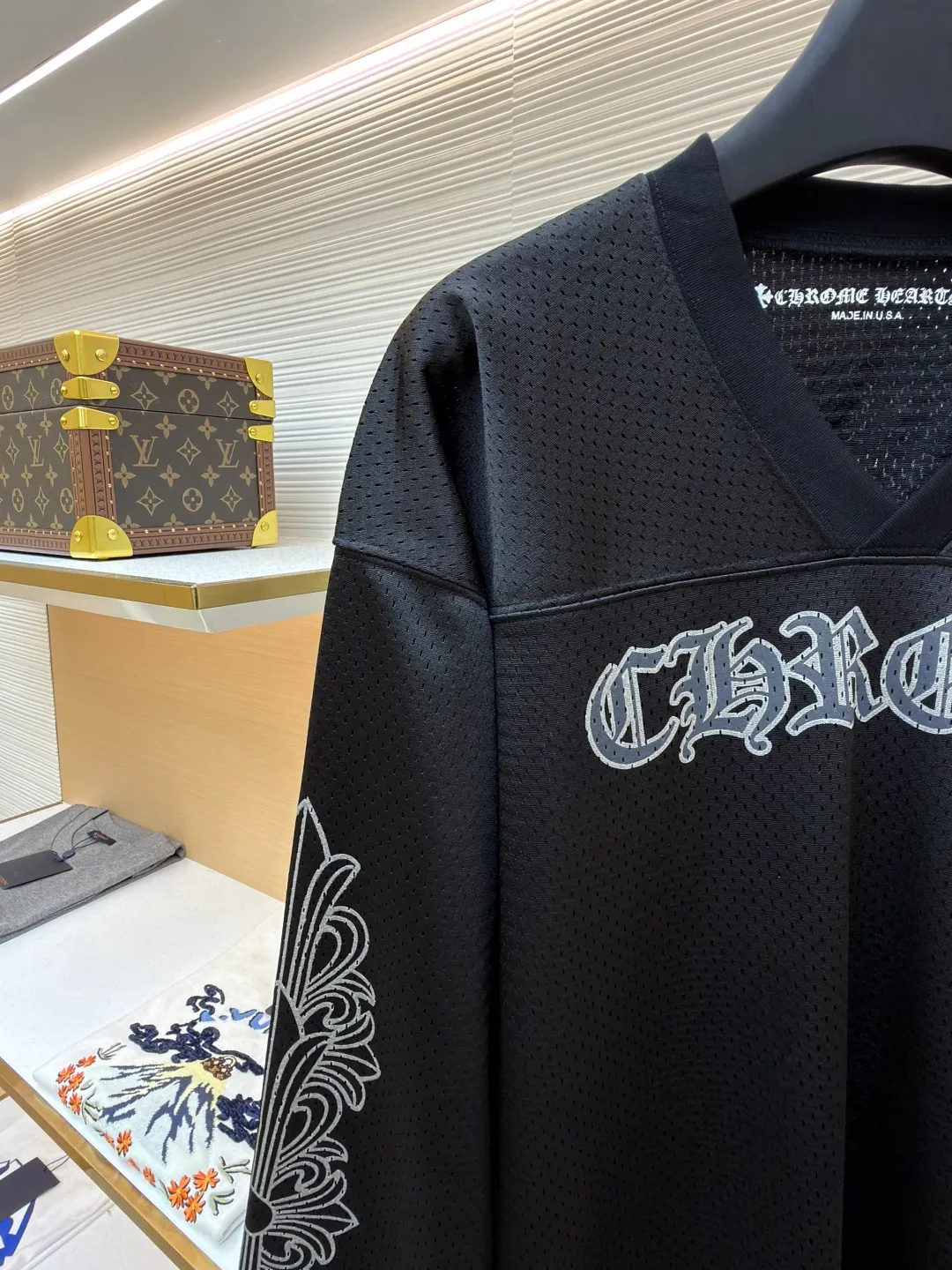 Chrome Hearts Ice Hockey Uniform Letter Printed Long Sleeve ●Original: Purchased and developed by 15539 ●Item No.: 1681770-A15 ●Fabric: High-density breathable mesh fabric ●Technology: Printing ●Color: Black ●Version: Fitted version ●Weight: about 565 grams ●Size: S-M-L ●Description: Made of high-density breathable mesh fabric, treated with soft washing technology, it is smooth to the touch and breathable, and will not feel stuffy after long-term wear. The side of the trousers is decorated with embossed pattern embroidery, which is made through multi-layer needlework technology. The texture is three-dimensional and exquisite, and it is not easy to fall off, highlighting the dark aesthetic style of the brand. The waist is equipped with a drawstring design, which is suitable for various waistlines and can be worn without restraint. The fit is a loose, straight cut, with natural hems to ensure a neat look and plenty of room for movement. The stitching of the whole trousers is neat and even, and there is no accumulation of burrs in the details. The size is measured manually (an error of 1-3CM is normal). The craftsmanship balances comfort attributes and trendy design. It is a street style item with both practicality and style. The overall wiring is straight and delicate, the fabric is comfortable and soft, and the color is consistent without color difference. It can be matched with the same style to create a fashionable look and control various occasions. Customized accessories, complete with three standards, same style for men and women!